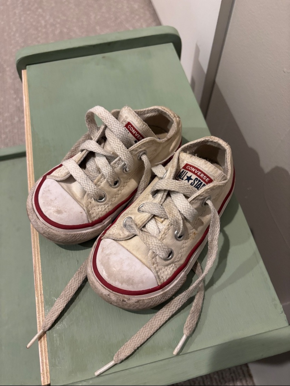 Converse Kids Low-Top Sneakers in Cream with Red Trim